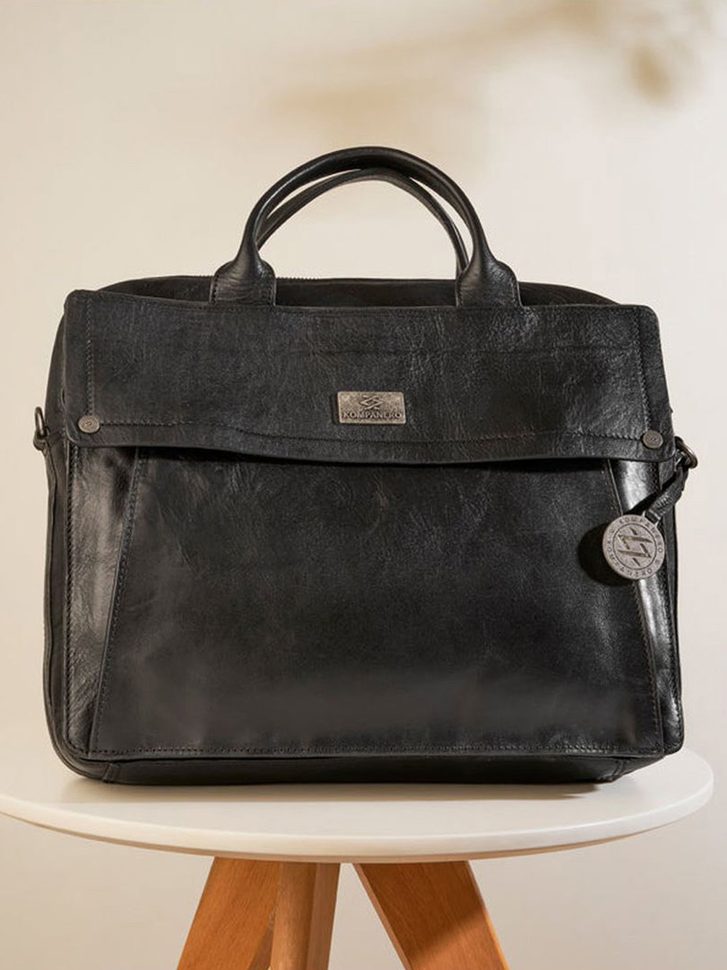 KOMPANERO Alexander Black Leather Solid Messenger Bag
