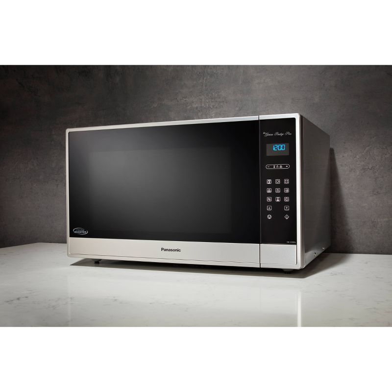 BLACK+DECKER 1.3 cu ft 1000 Watt Microwave Oven Black Stainless Steel