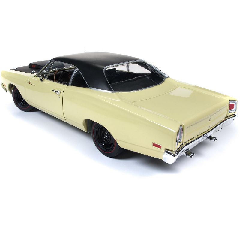 1969/5 Plymouth Road Runner Coupe Sunfire Yellow w/Black Top Class of 1969 Ltd Ed 1002 pcs 1/18 Diecast Car by Autoworld