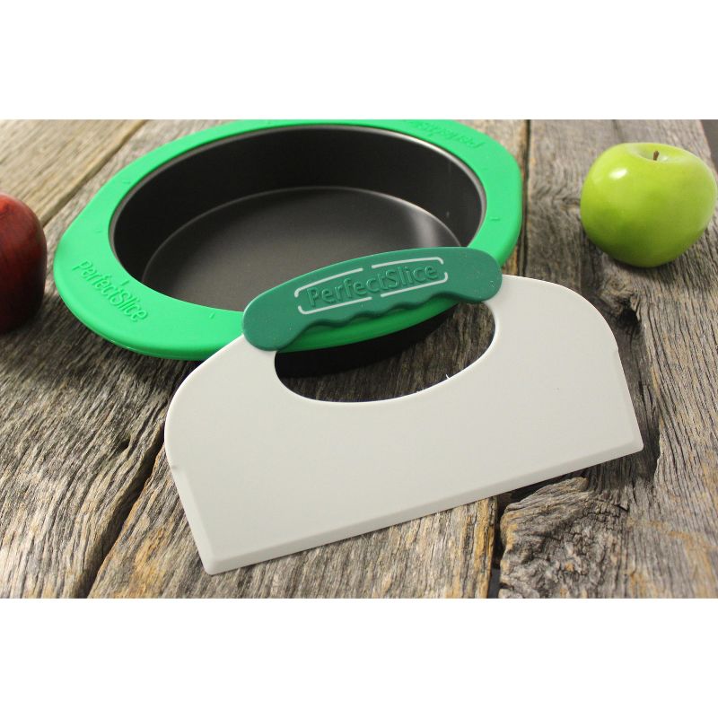 BergHOFF Perfect Slice 9" Steel Round Cake Pan with Silicone Sleeve and Tool