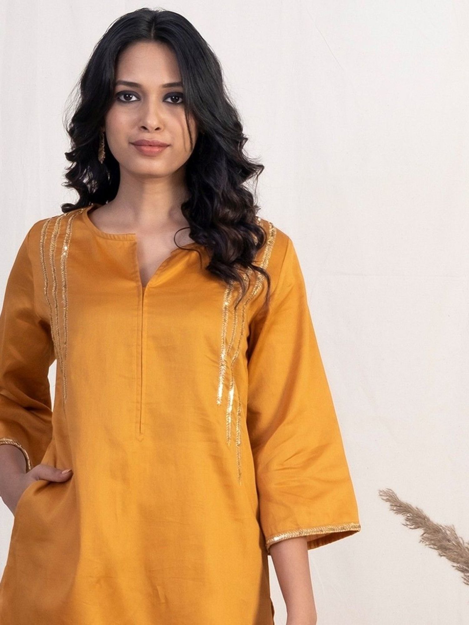 Akiso Jashn Gold Round With Front Slit Neck Kurta