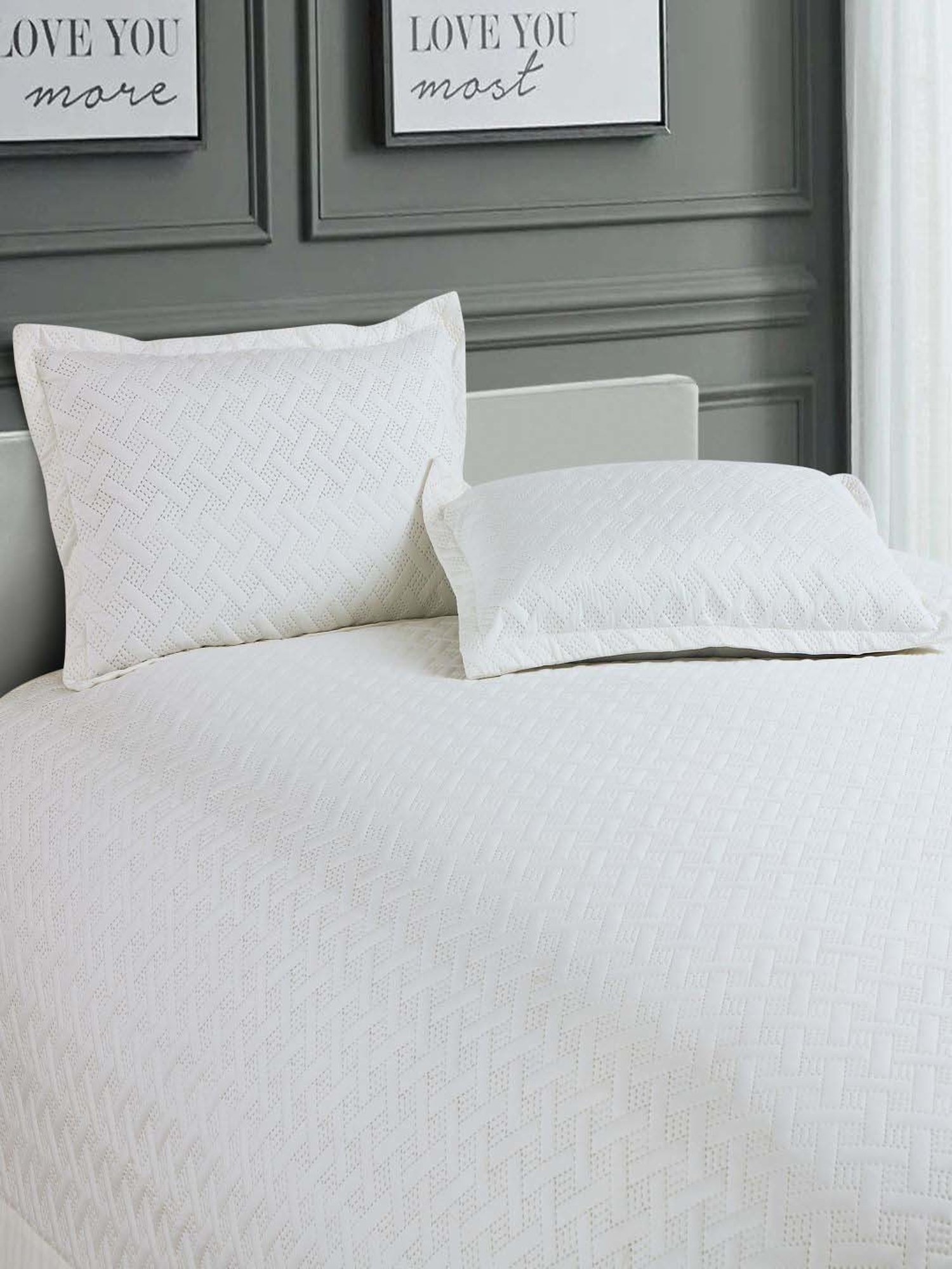 Hosta Homes Off White 280 TC Polycotton Quilted Queen Bedsheet with 2 Pillow Covers