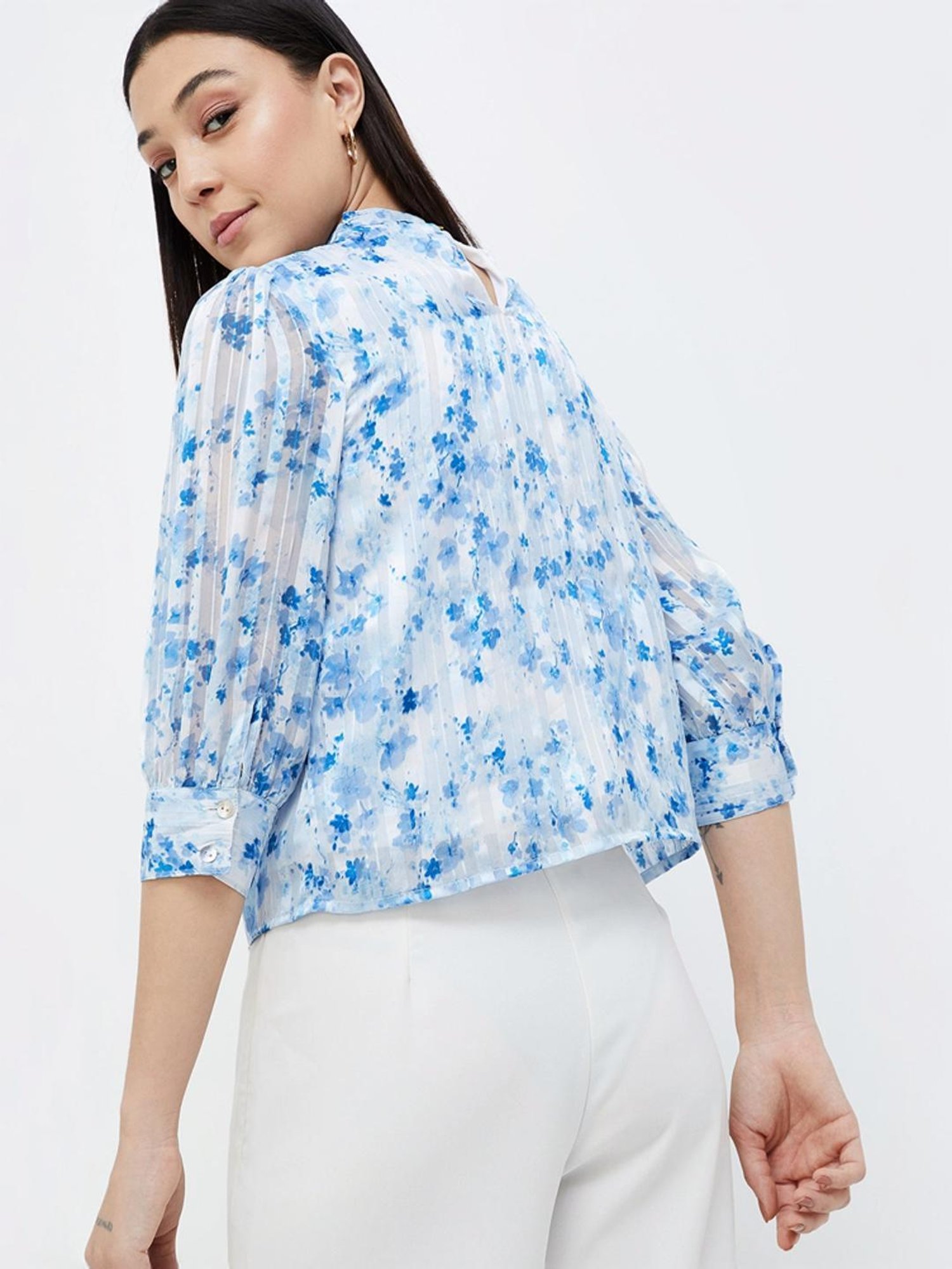 Code by Lifestyle White & Blue Floral Print Top