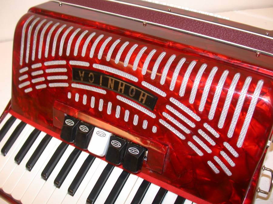 Hohner Hohnica Piano Accordion 1305, RED, 34 Keys 72 Bass, Case & Straps, NEW