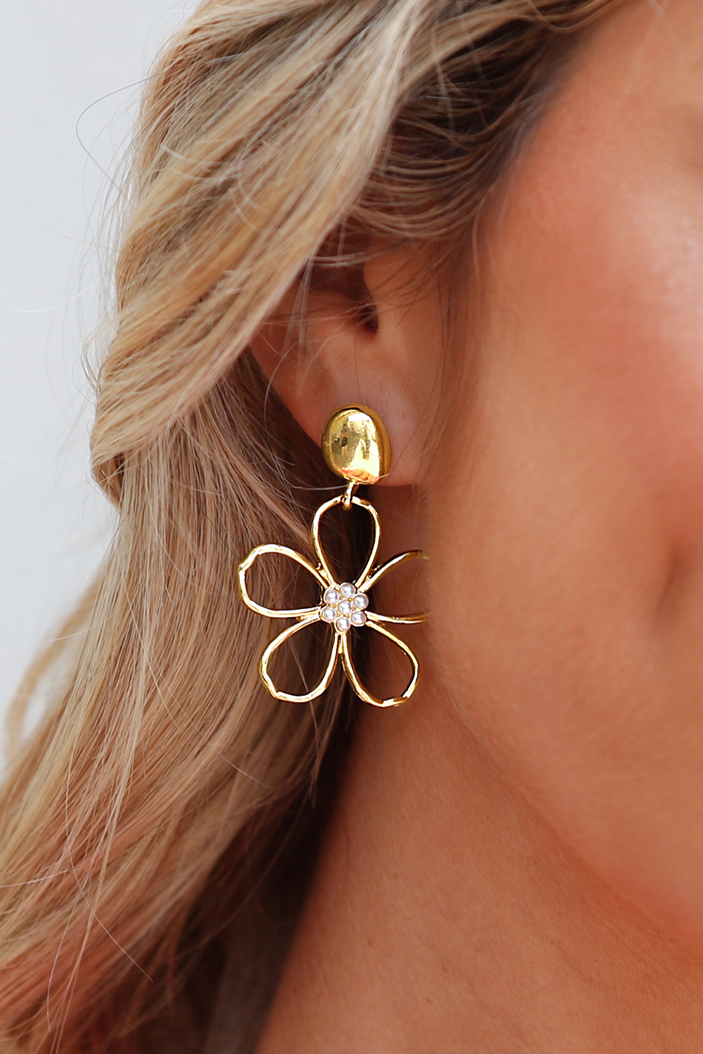 Gold Vintage Cut Out Flower Pearl Decor Stud Earrings