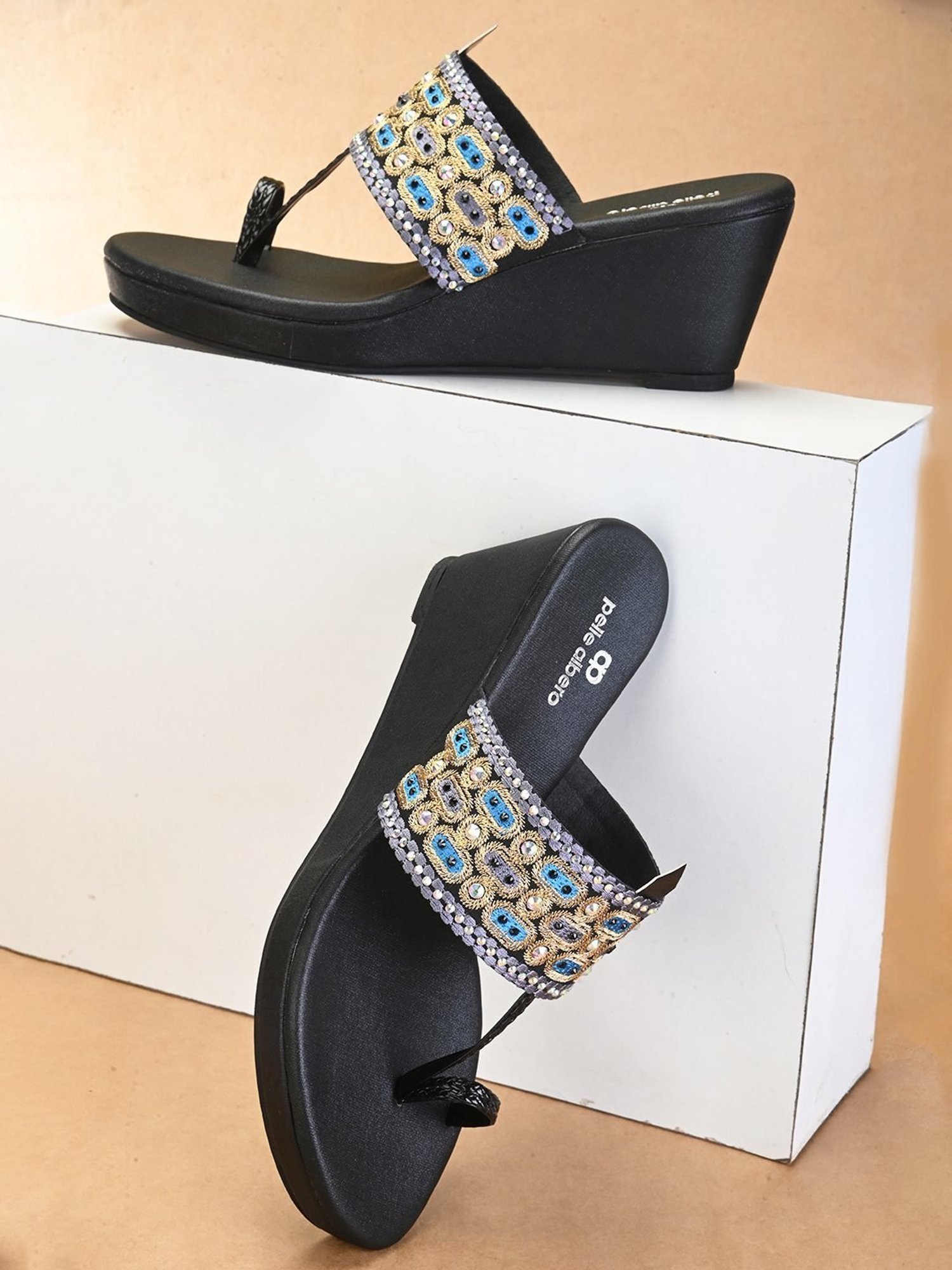 Pelle Albero Women's Black Toe Ring Wedges