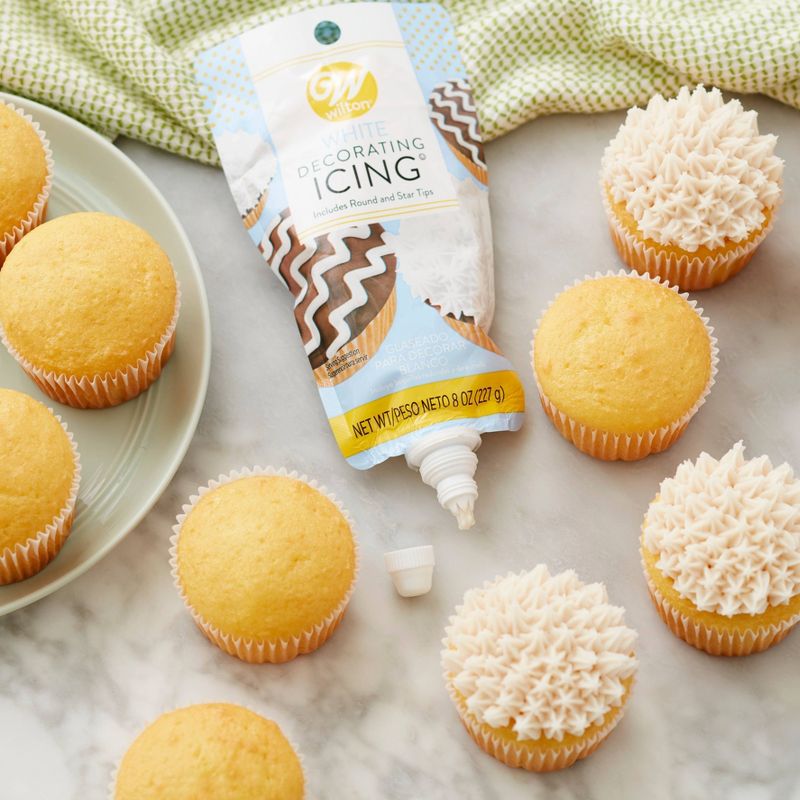 Wilton White Icing Pouch with Tips - 8oz