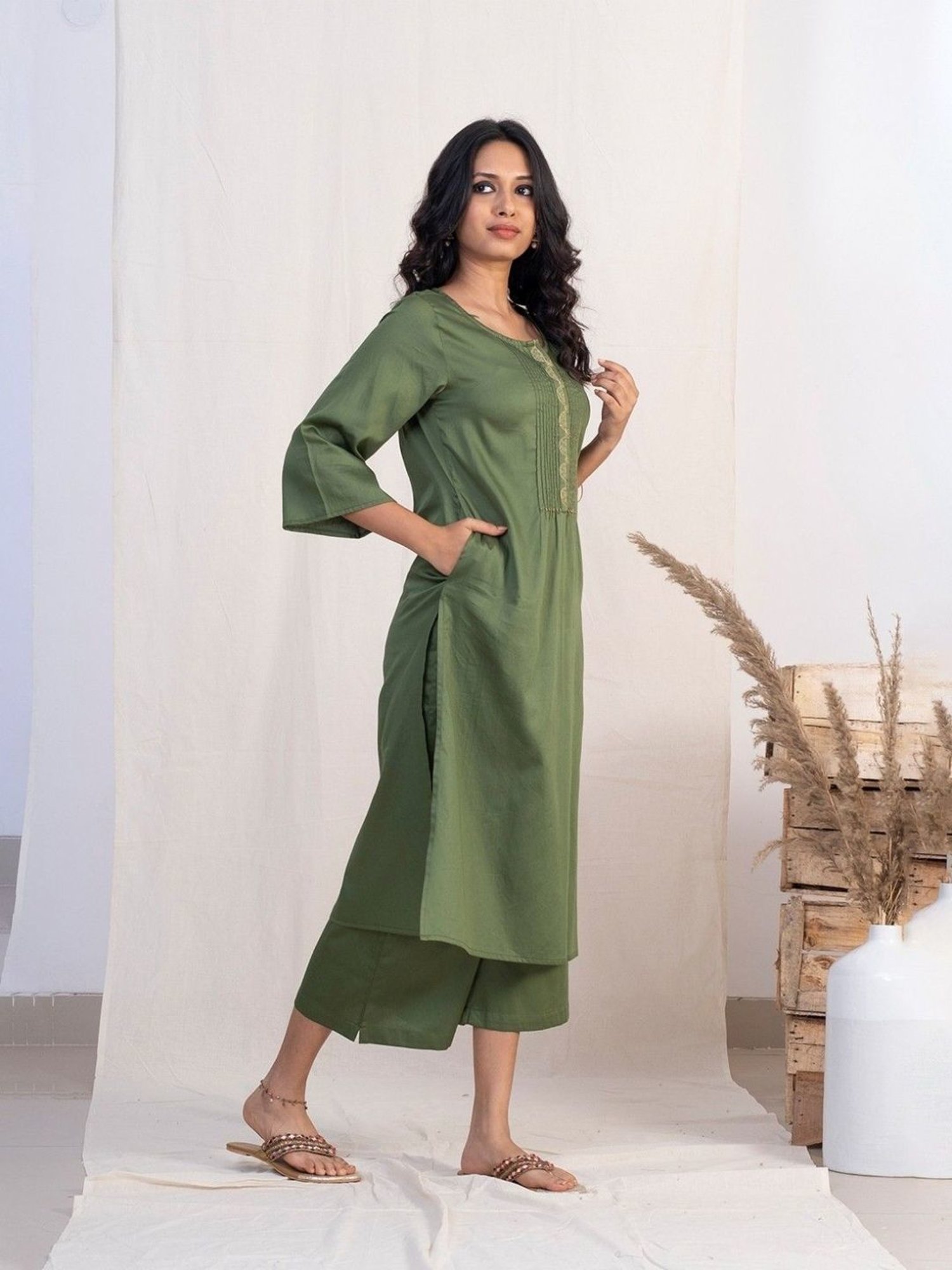 Akiso Jashn Green Round Neck With Pintucks