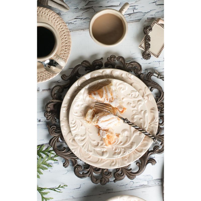 GG Collection Cream Ceramic Dinner Plates Embossed with Acanthus Leaf Pattern (Set of 4)