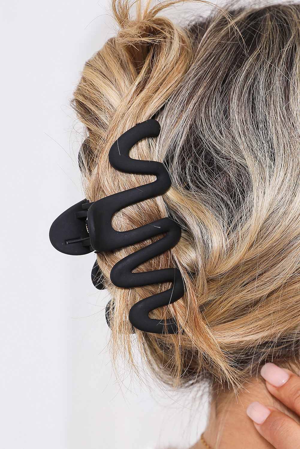 Black Wave Shape Resin Large Hair Claw