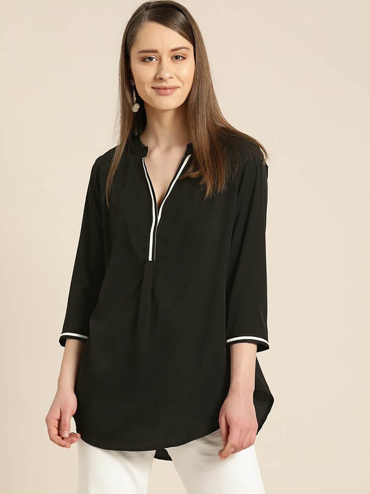 Qurvii Black Regular Fit Top