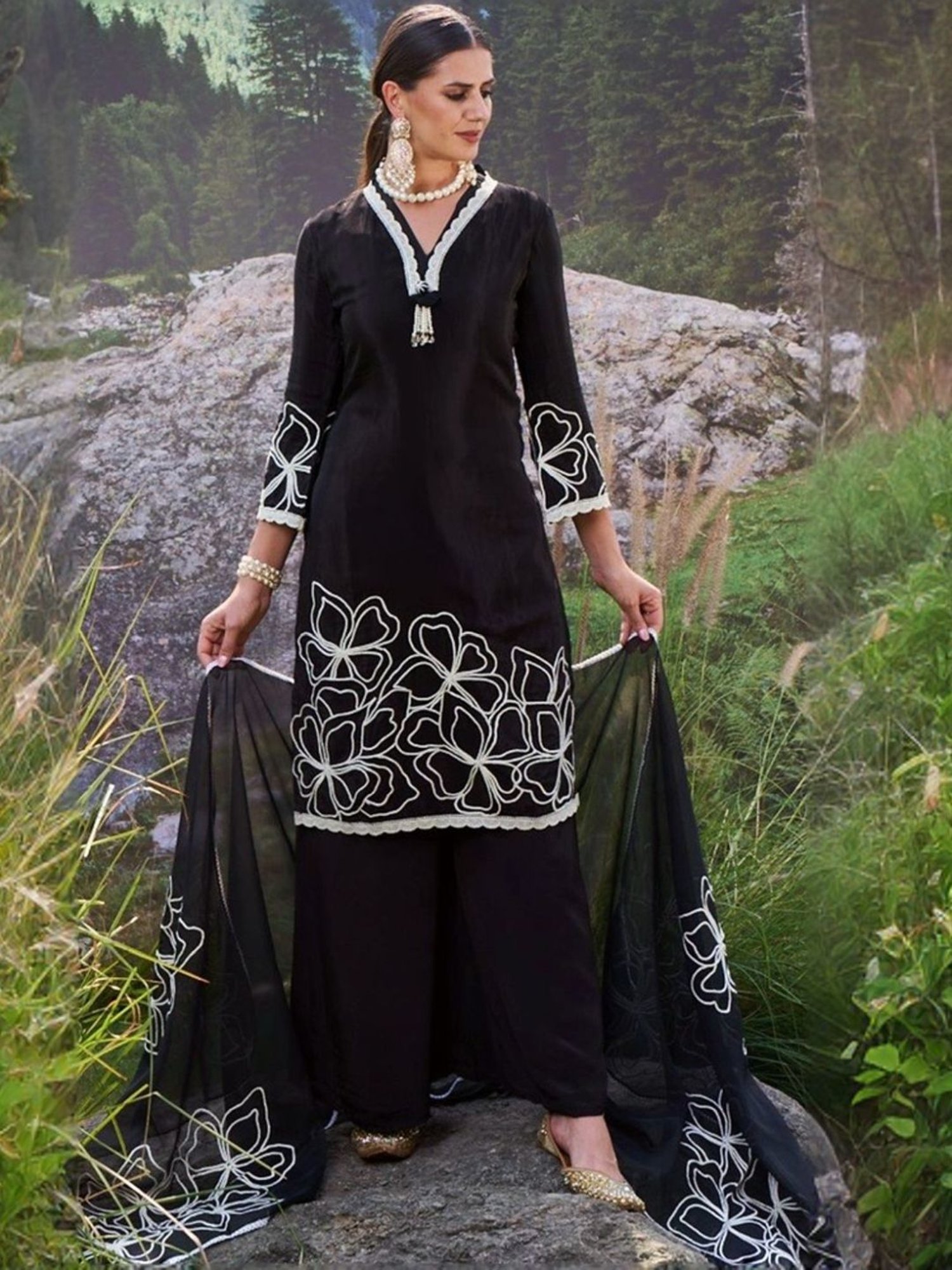 Autumnlane Varidhi Black Embroidered Kurta with Pant and Dupatta
