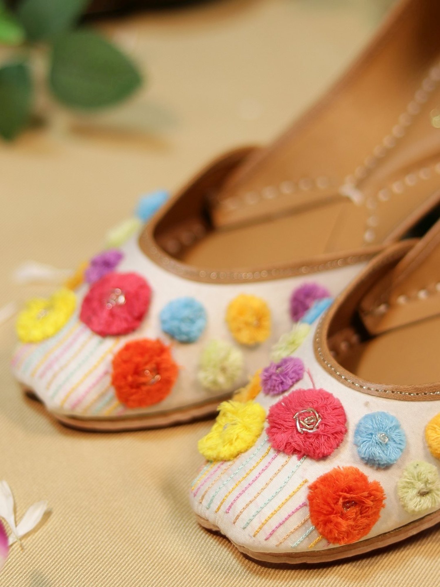 Glam Story Women's White Ethnic Juttis