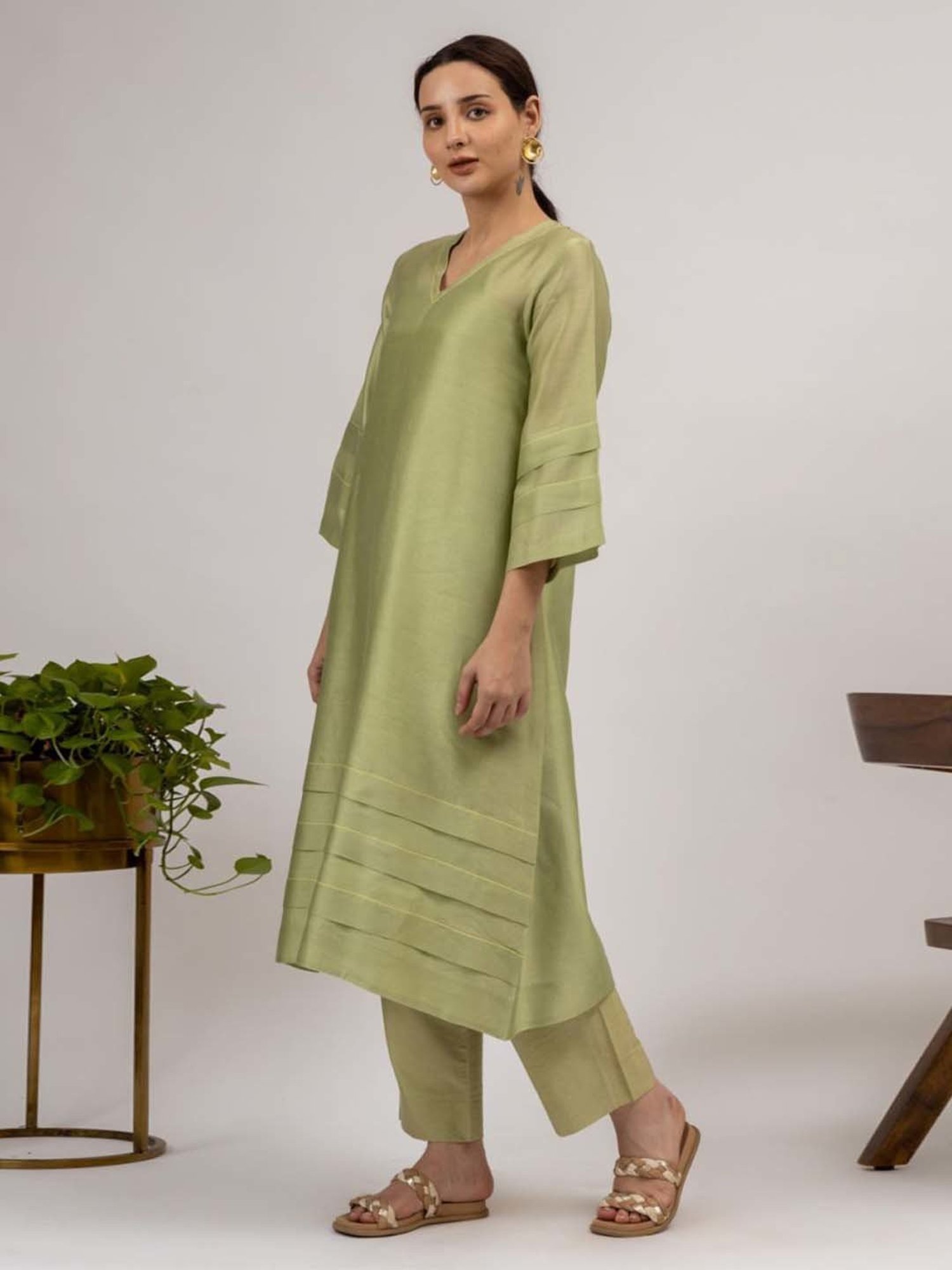 Mushio Green Diletta Chanderi Silk Kurta With Pleast Detail And Slip