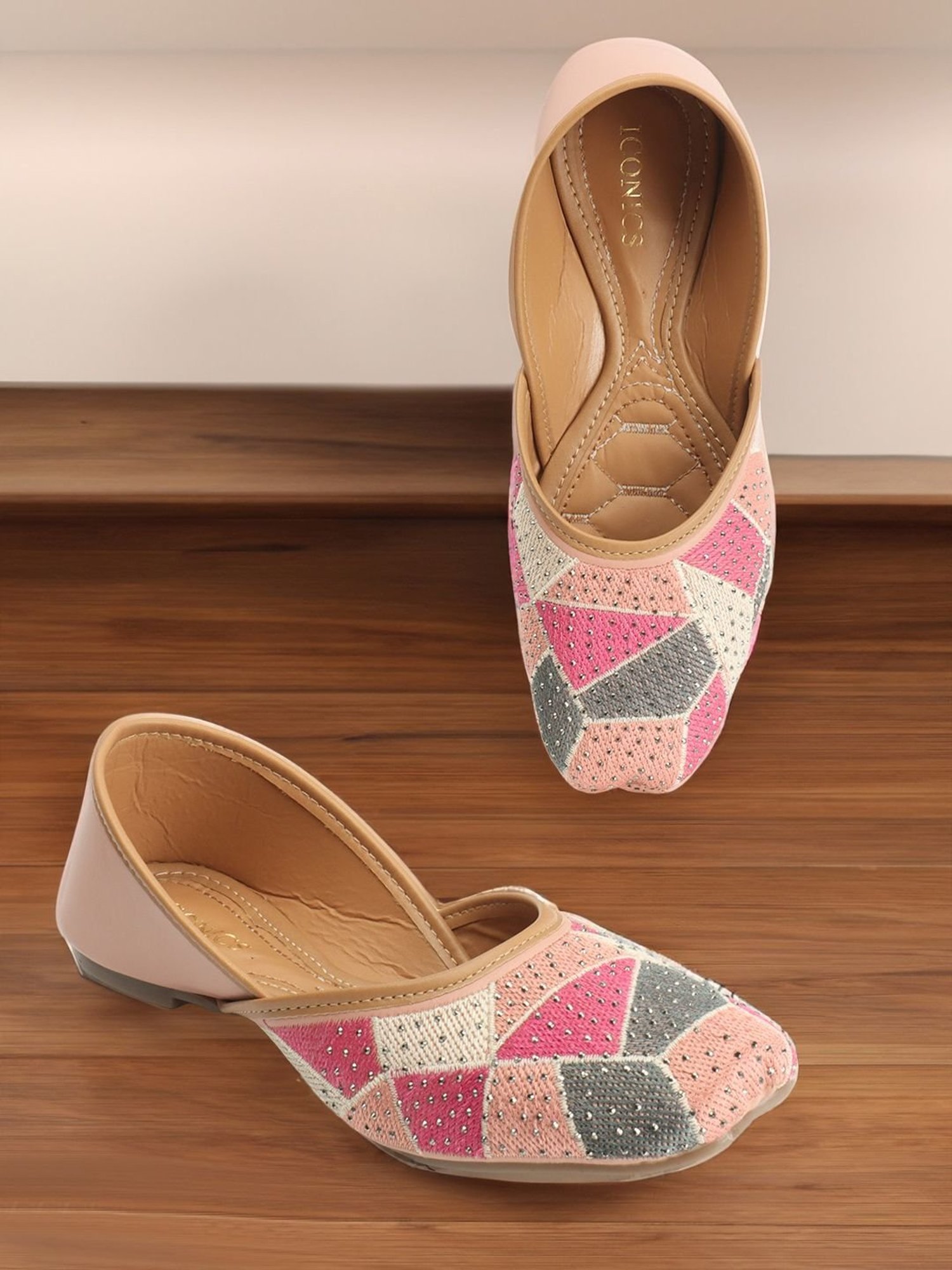 Iconics Women's Peach Ethnic Juttis