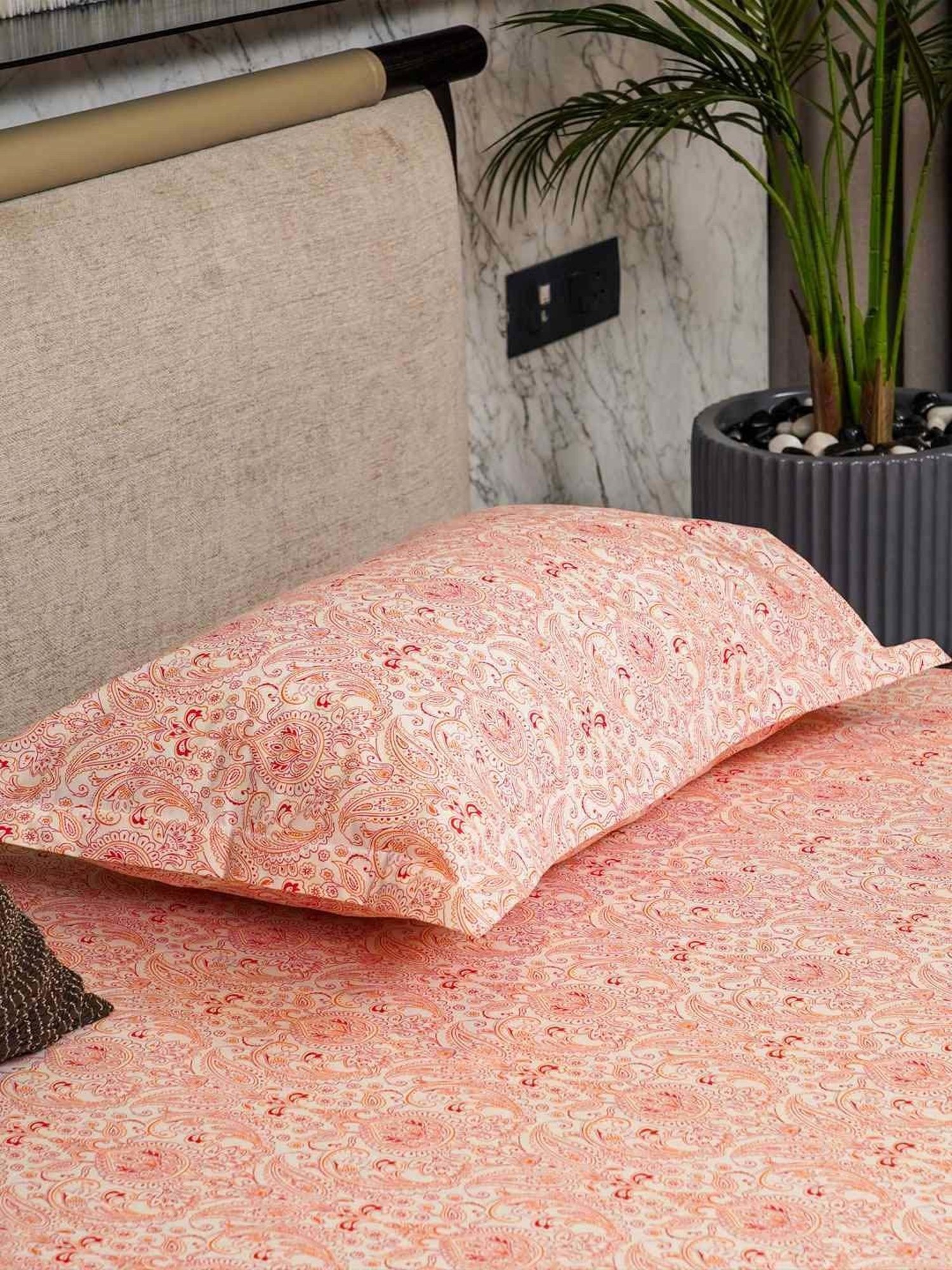 Urban Space Serene Pink Cotton 200 TC Queen Size Bedsheet With Pillow Covers