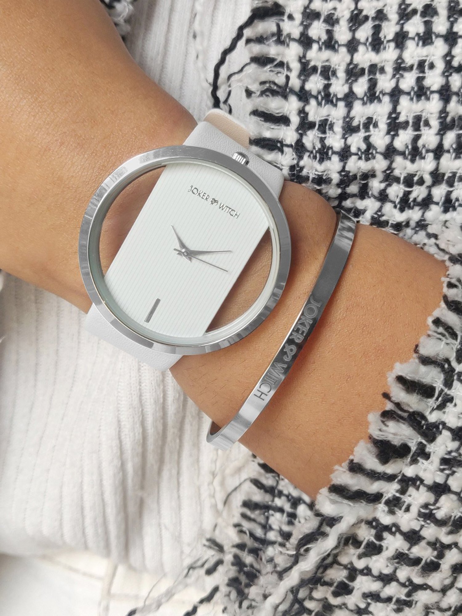 Joker & WItch JWBS196 Analog Watch with Bracelet Gift Set for Women