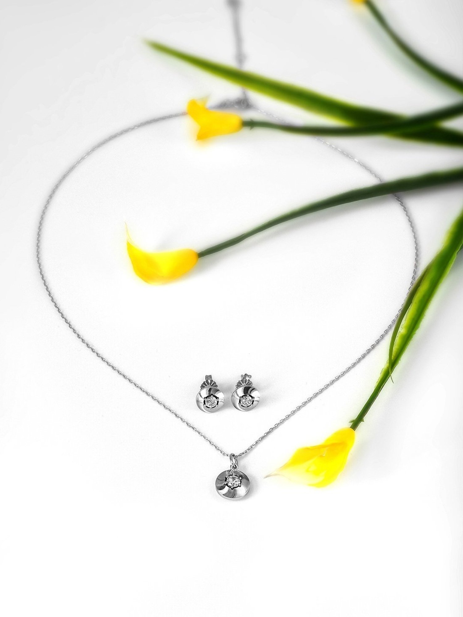 Silberry 92.5 Sterling Silver Round Illusion Pendant Set