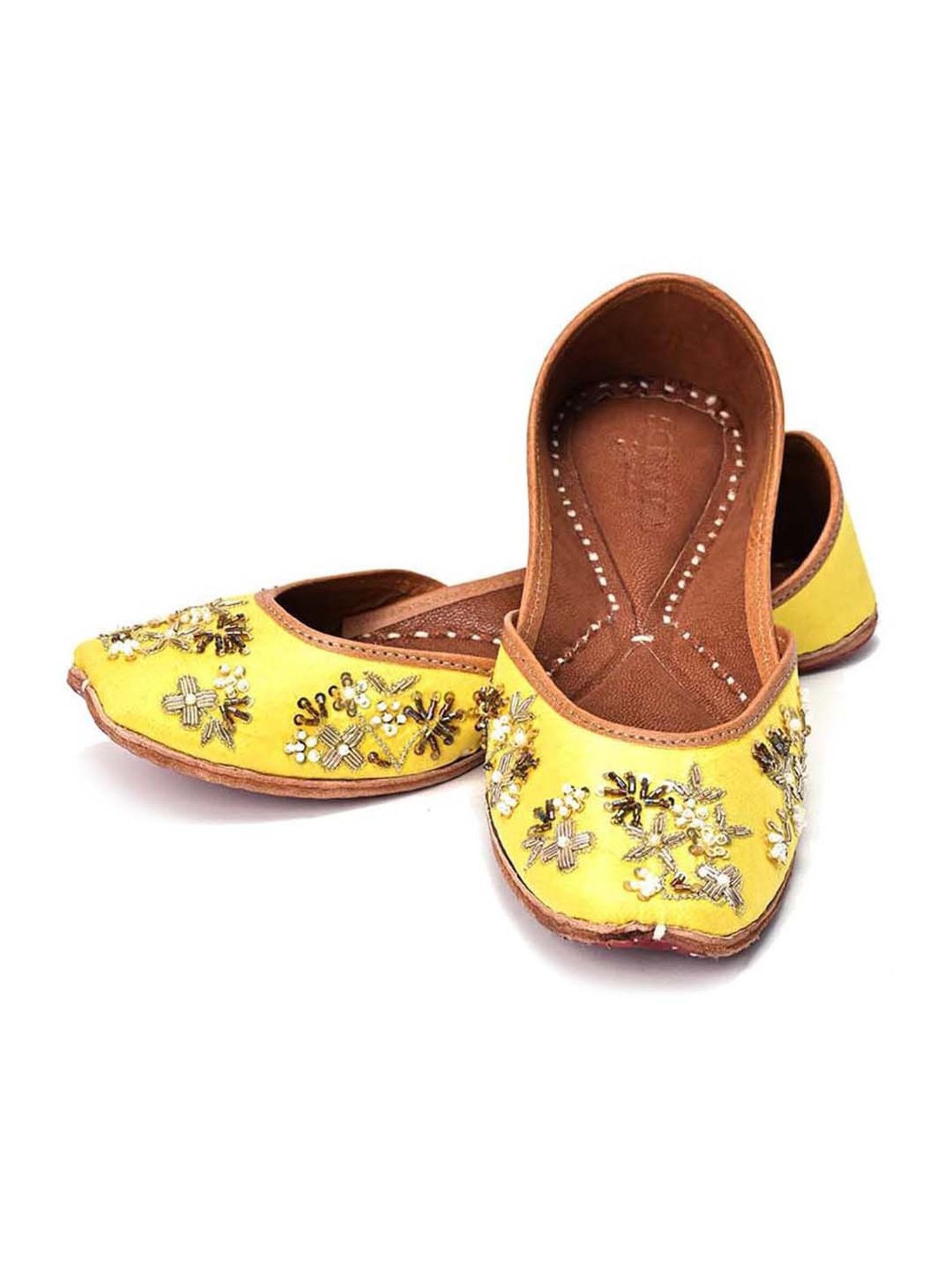 Scentra Women's Yellow Ethnic Juttis