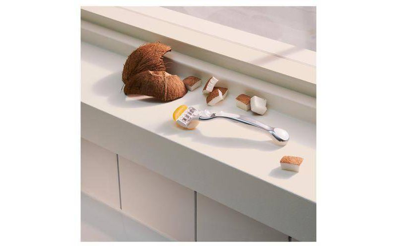 Venus ComfortGlide with Olay Women's Razor + 2 Razor Blade Refills Coconut