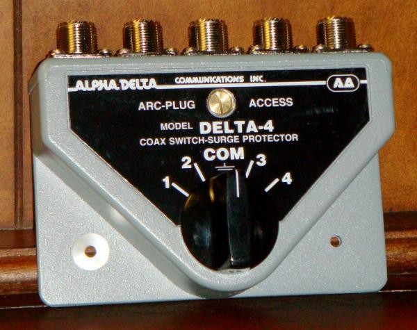 iKKEGOL&reg; Audio Video RCA 3 Port  Way Selector Switcher with AV Cable