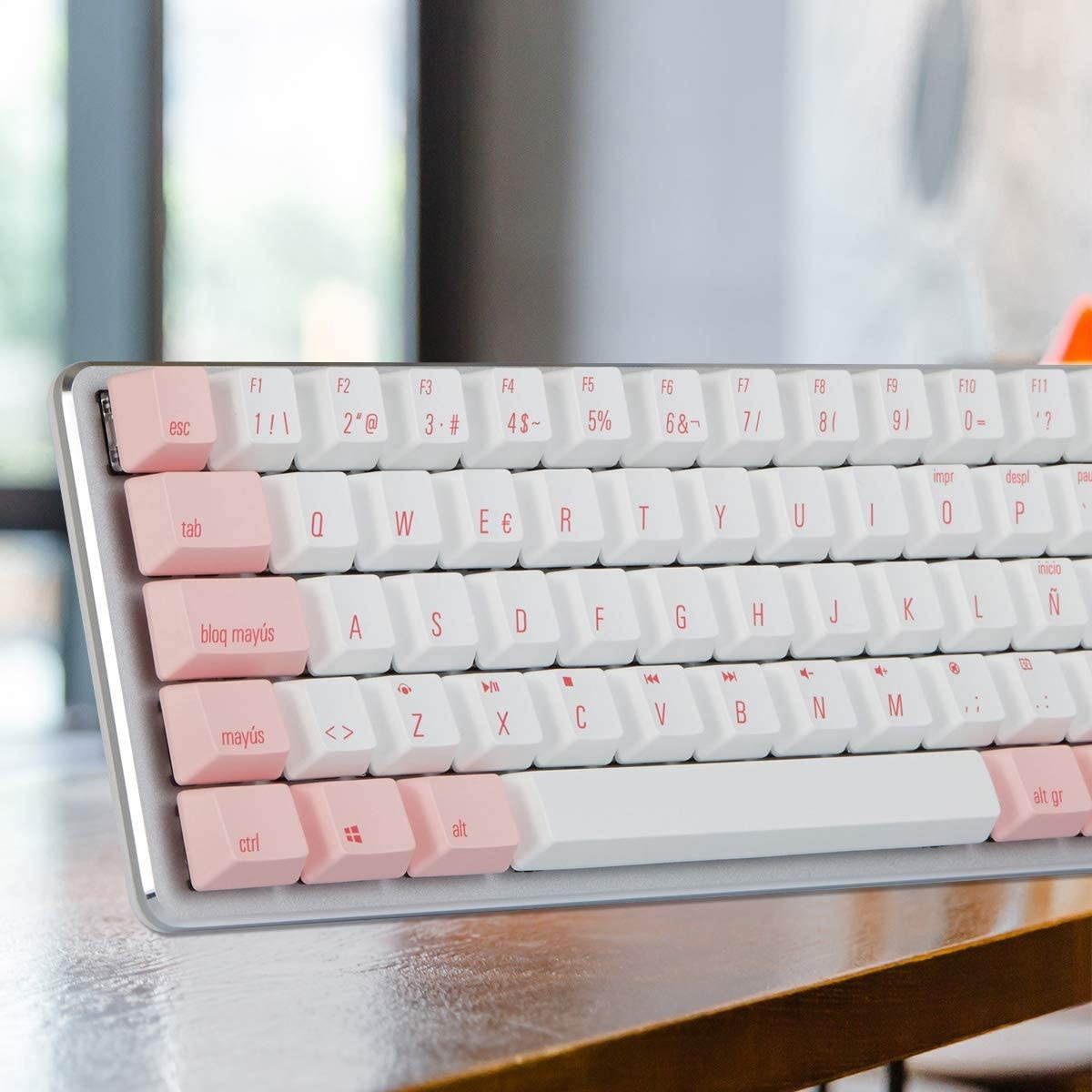 Qisan Wired Mechanical Gaming Keyboard PBT Keycaps 69 Keys Gateron Blue Switch White Backlit ES QWERTY Layout Pink Keycaps Female Gaming Keyboard