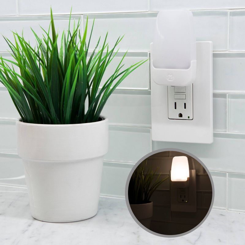 General Electric 2pk Automatic LED Night Light6