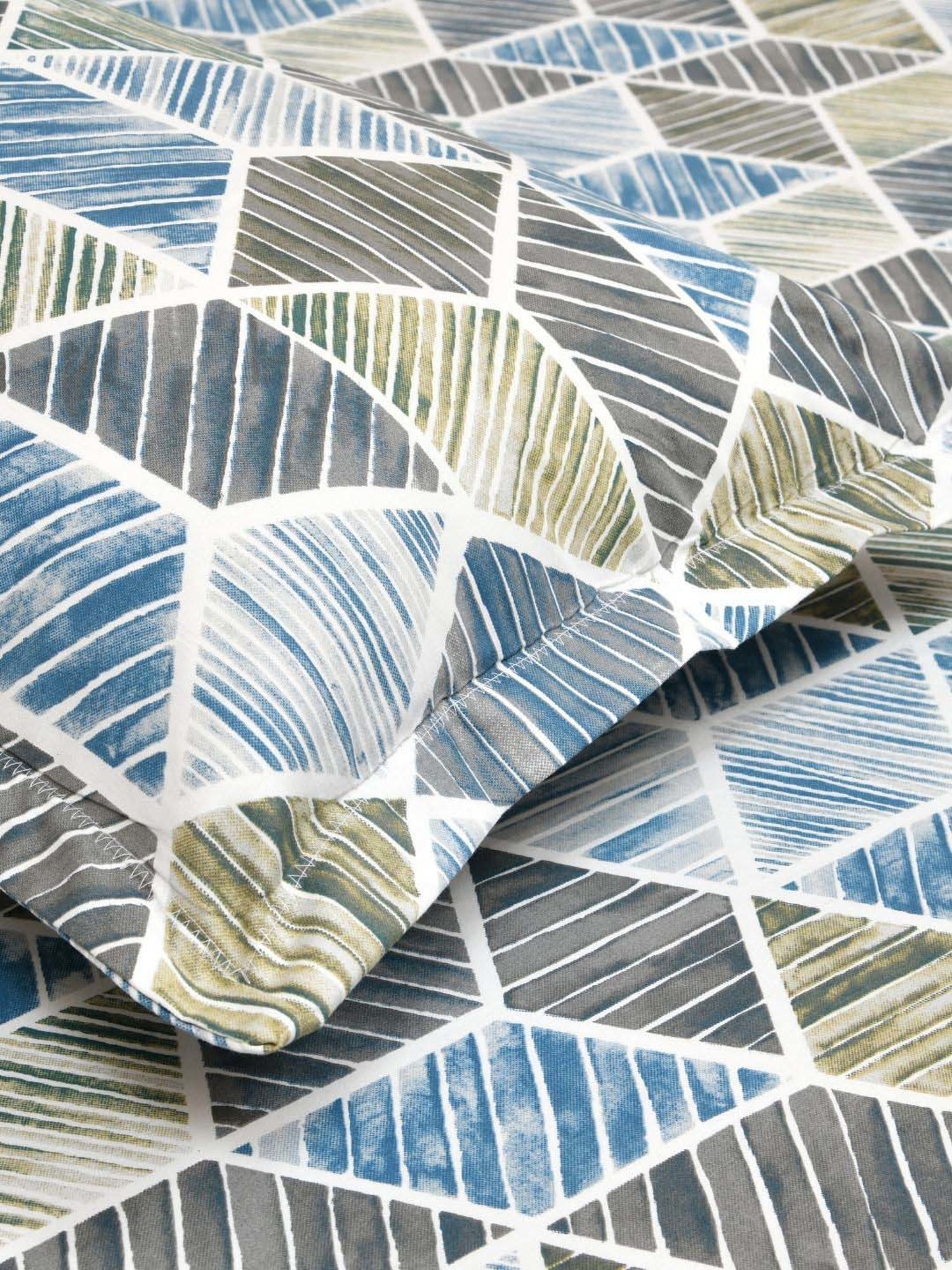 Haus & Kinder Cotton 186 TC Prism Delight Blue Printed Double Bedsheet with 2 Pillow Covers