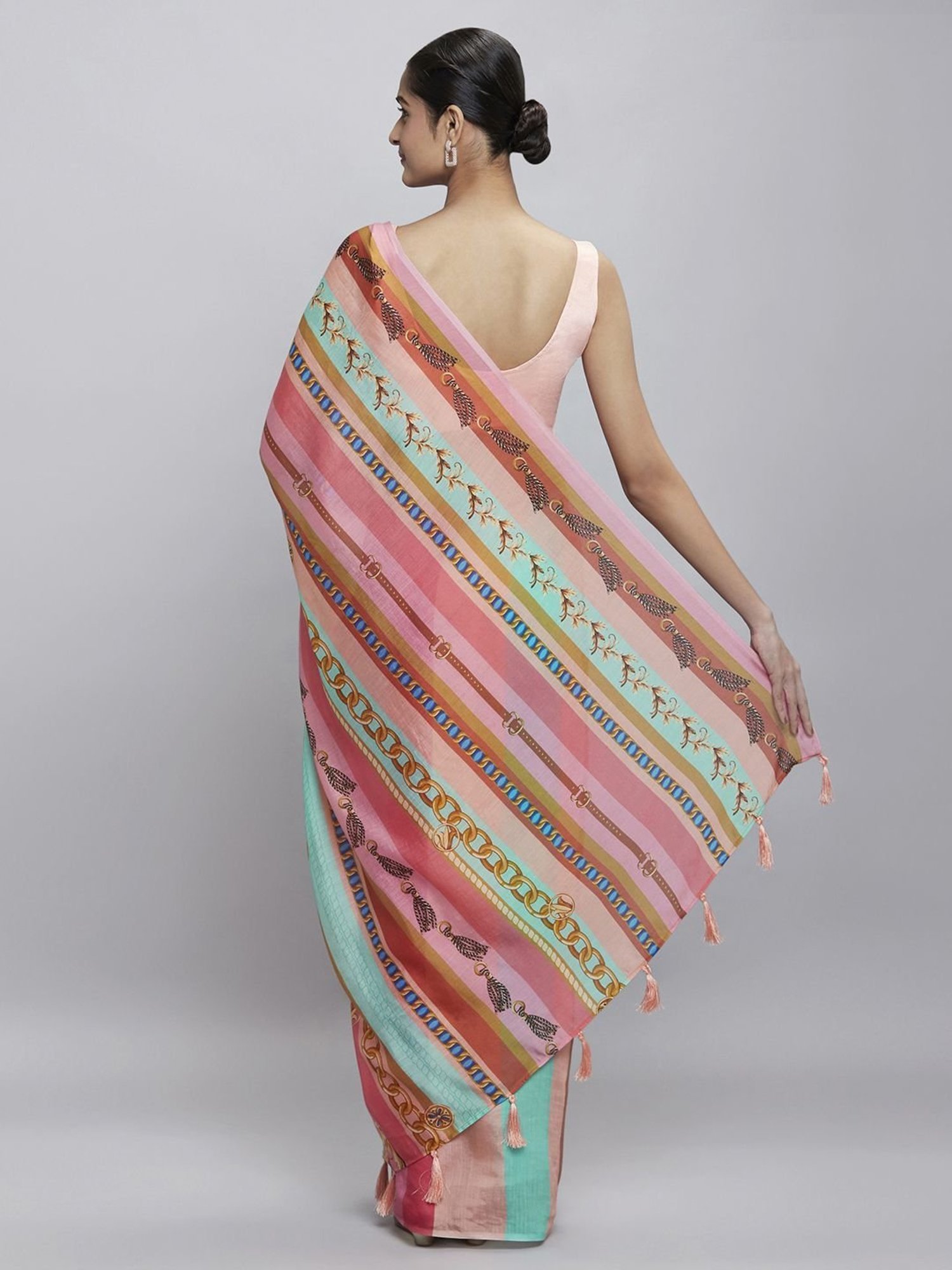 Navyasa Pink liva Organza Floral Printed Saree With Coordinated Unstitched Blouse Piece