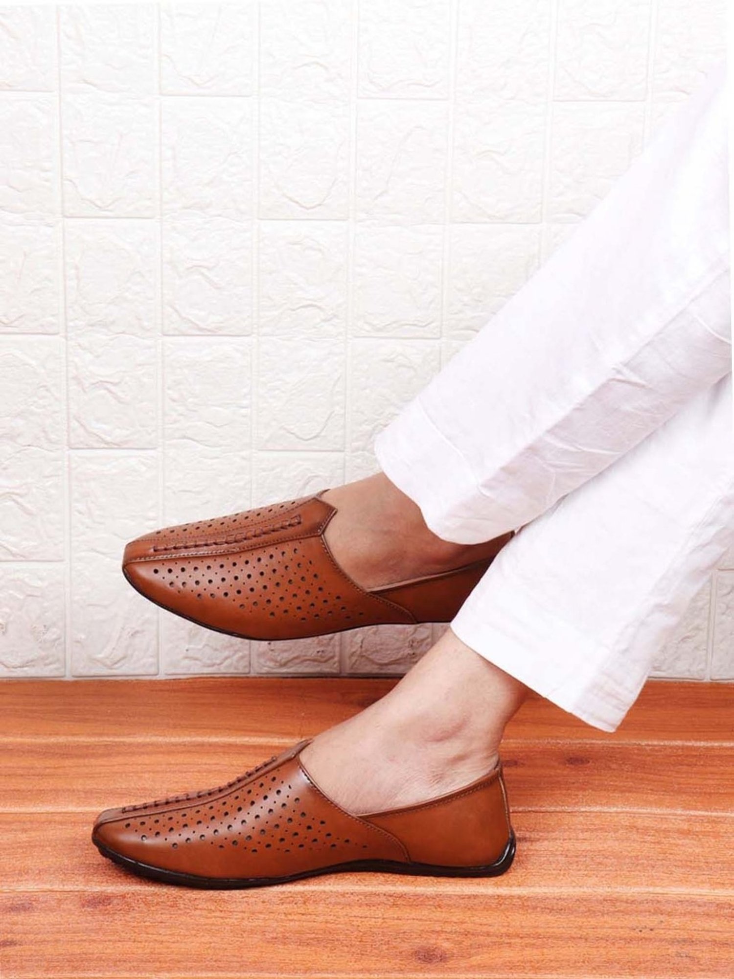 Fausto Men's Brown Ethnic Juttis