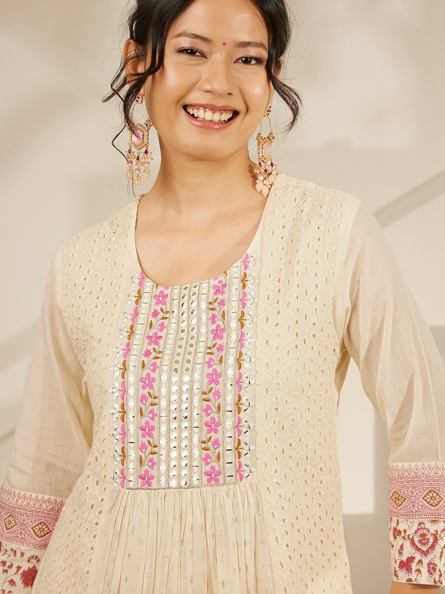 Daali Cream Mul V Neck 3/4 Sleeves Summery Whites Kurta with Two Pockets