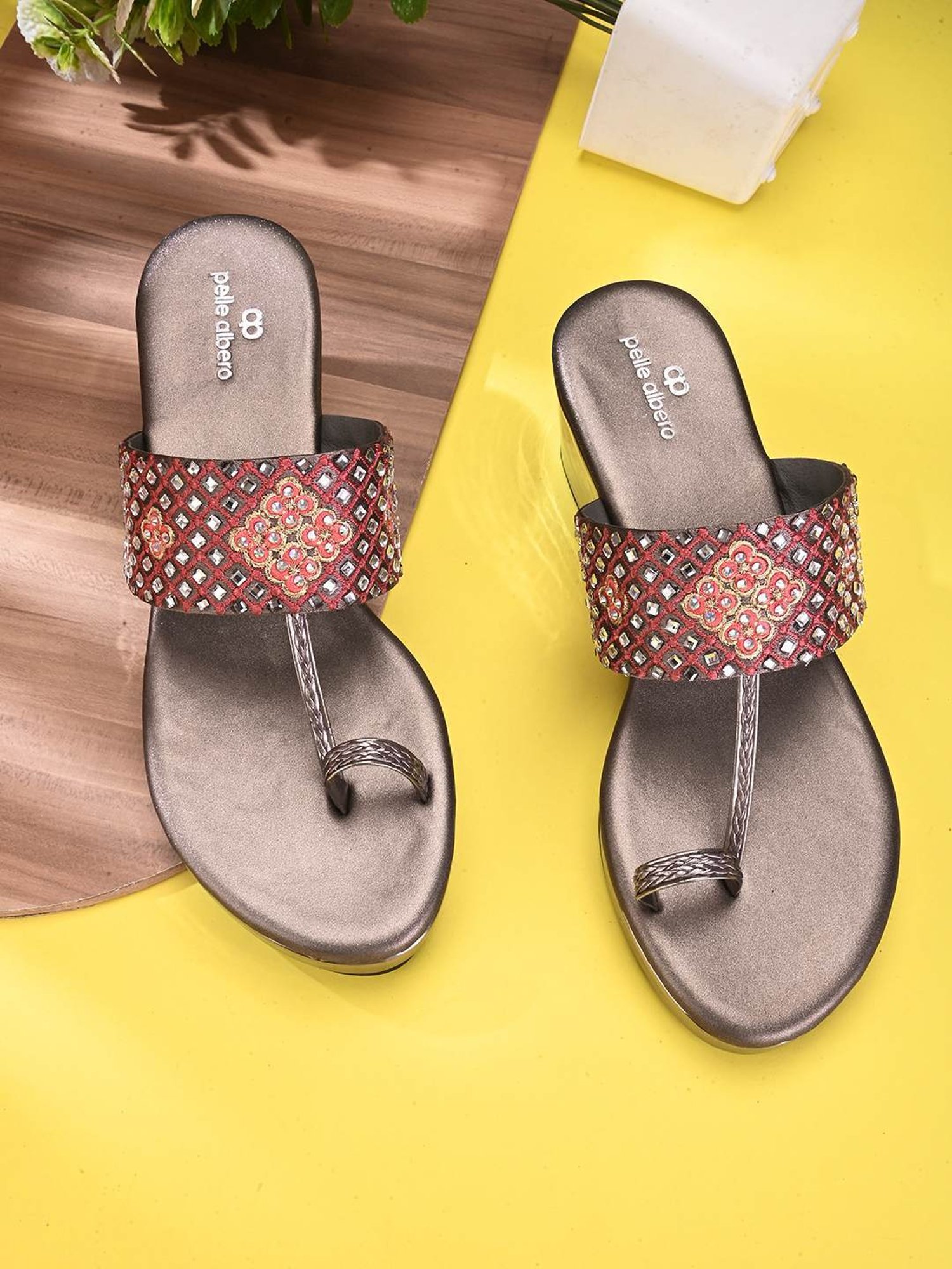 Pelle Albero Women's Grey Toe Ring Wedges