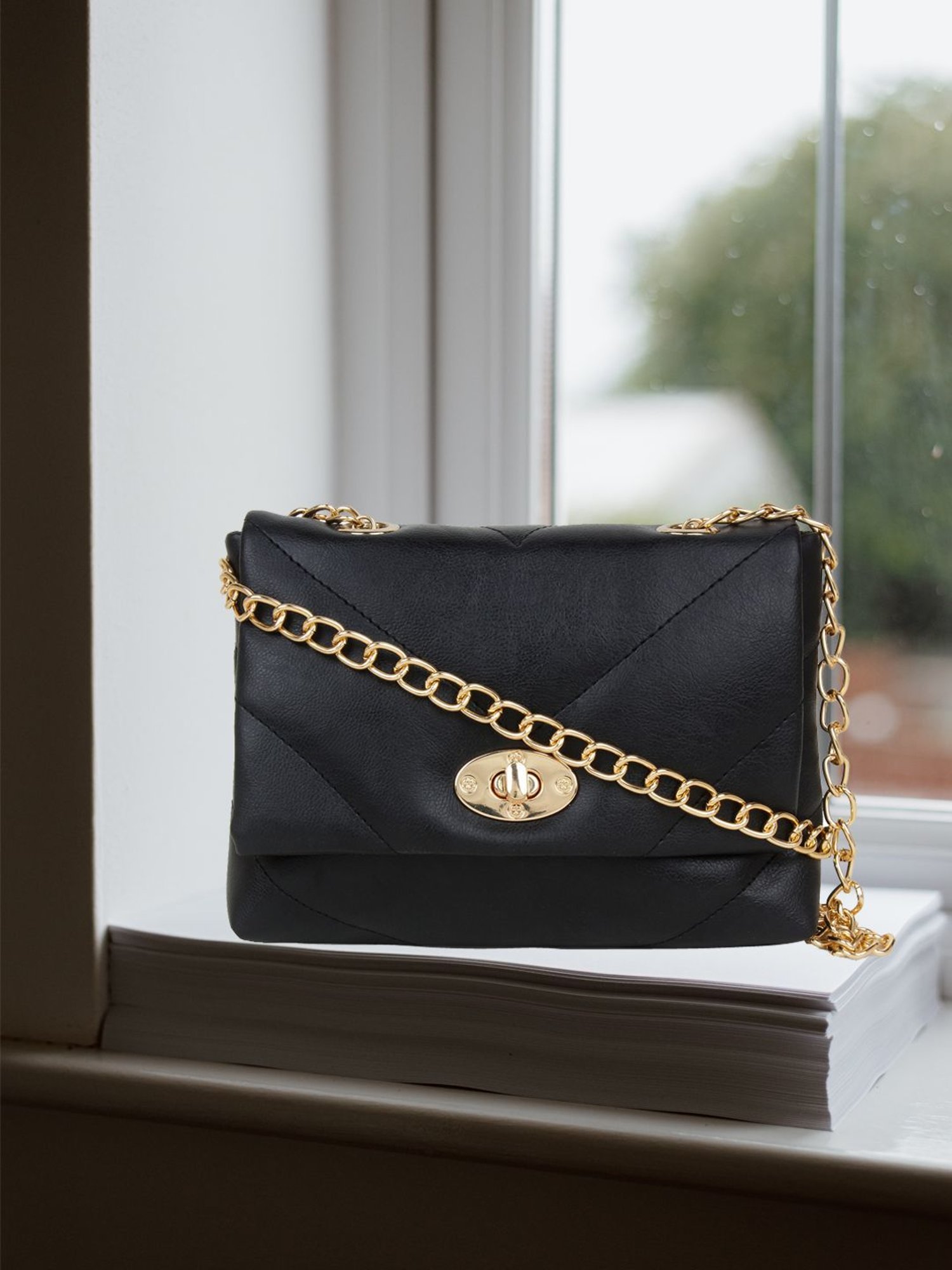Yelloe Black Solid Medium Cross Body Bag