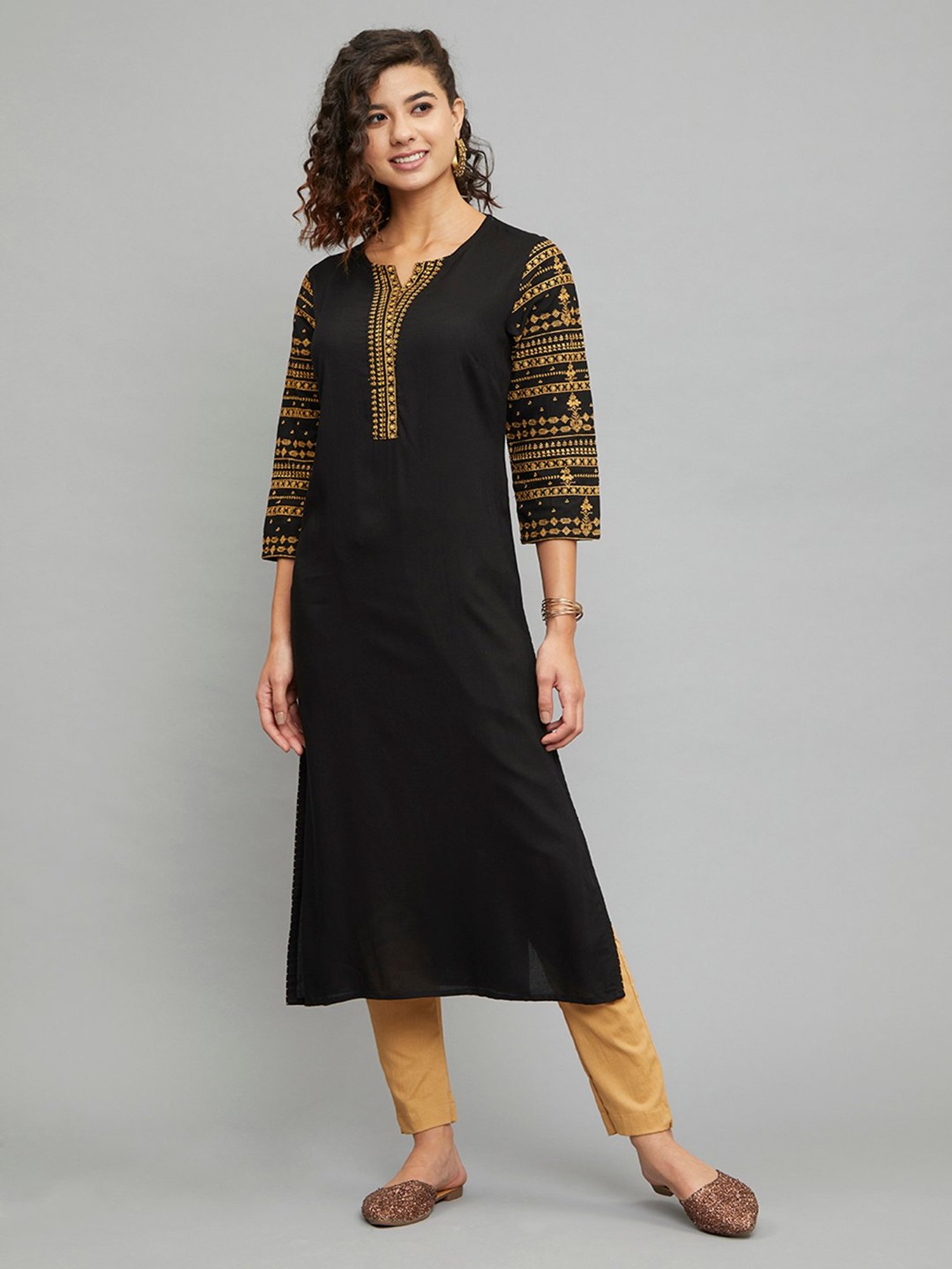 paislei Black Embroidered Straight Kurta