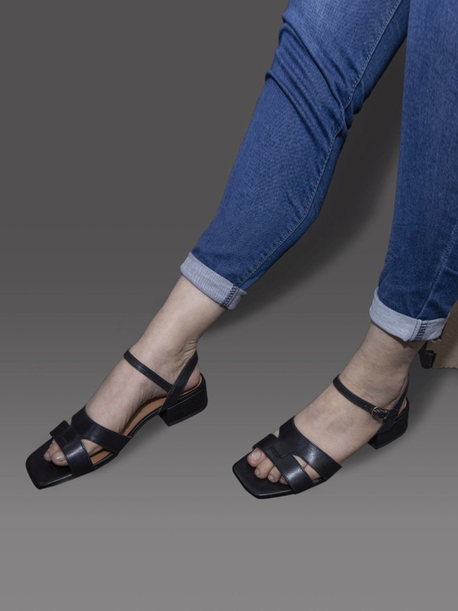 Geox Women's D Genziana 30 Black Ankle Strap Sandals