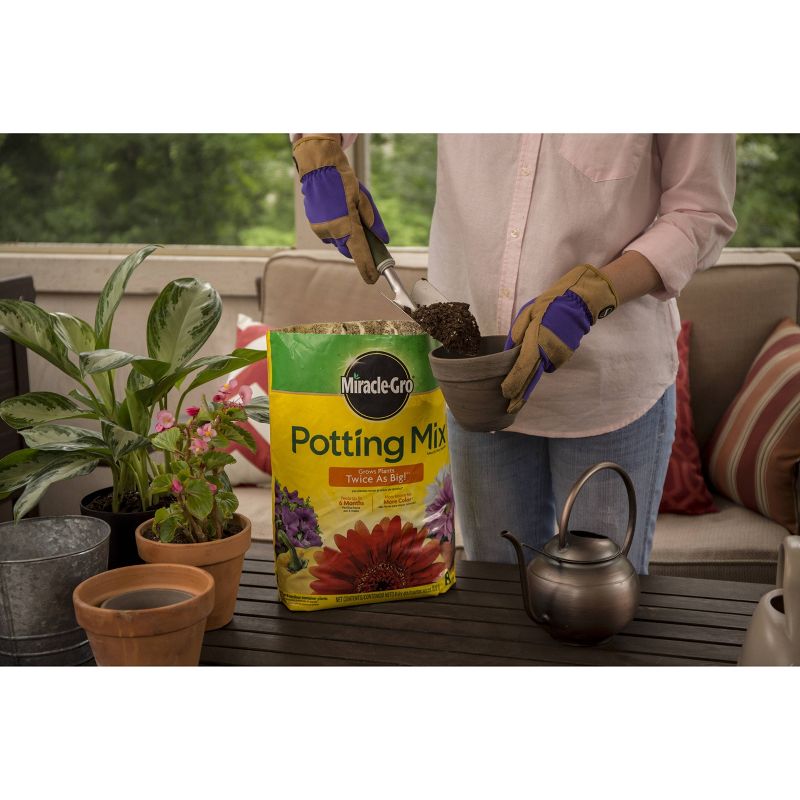 Miracle-Gro Premium Potting Mix 8qt