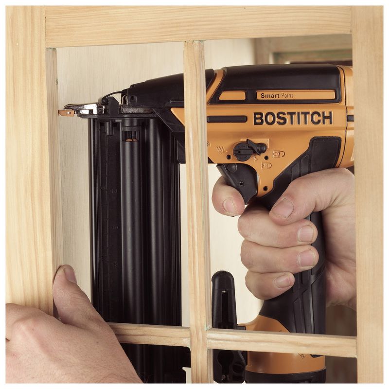 Bostitch BTFP12233-R Smart Point 18-Gauge Brad Nailer Kit