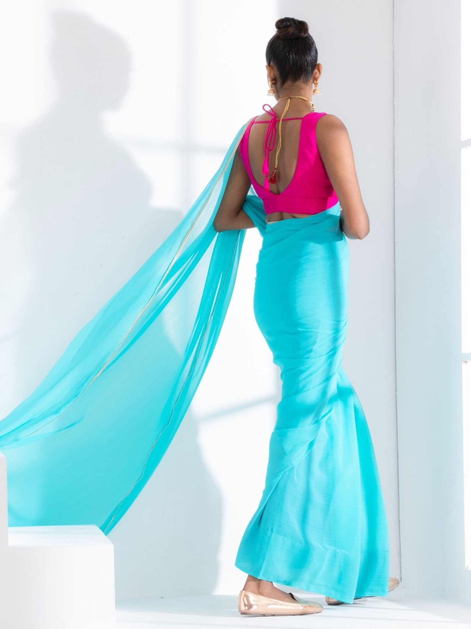 Swtantra Aqua Blue Plain Saree With Unstitched Blouse