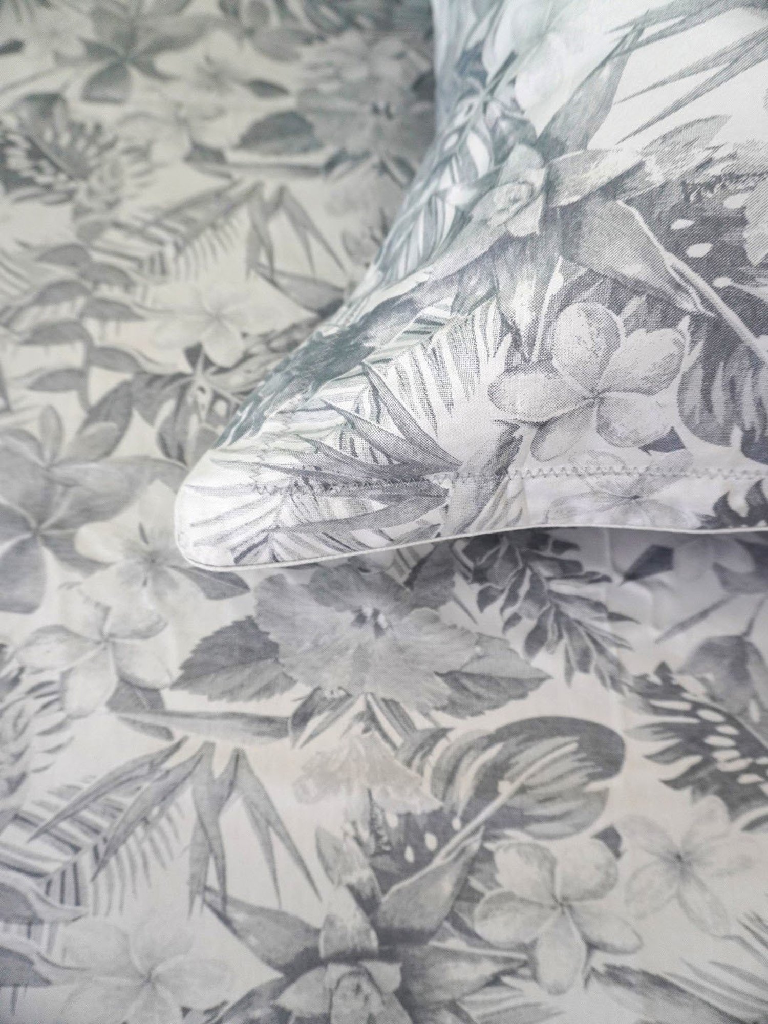 TARA Sparkling Homes Printed Grey 250 TC Cotton King Bedsheet With 2 Pillow Covers