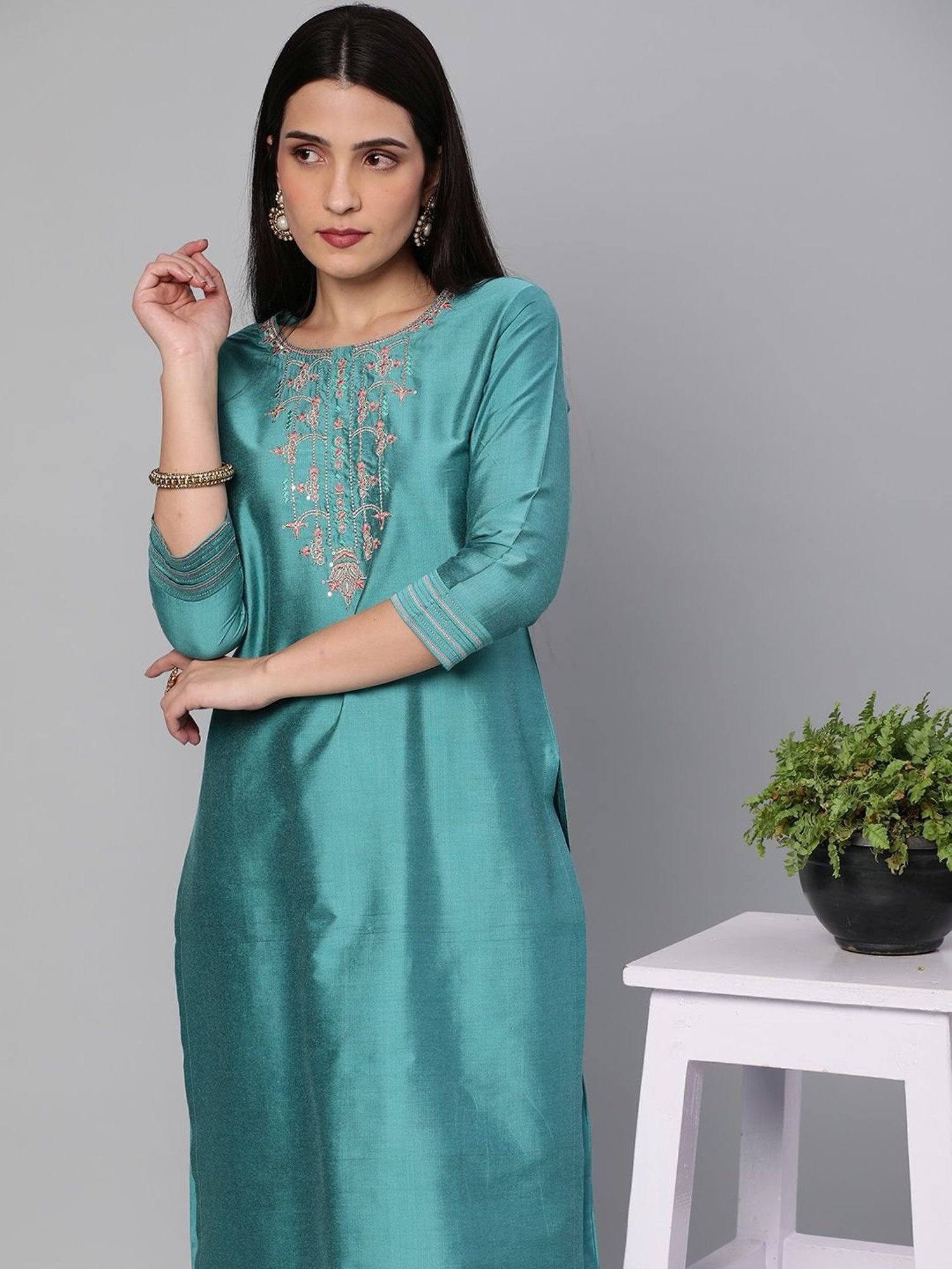 Kami Kubi Blue Embellished Straight Kurta