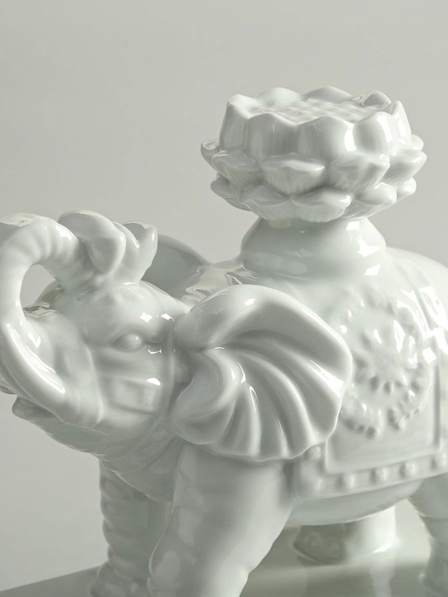 Home4U White Porcelain Trumping Elephant D&iquest;cor