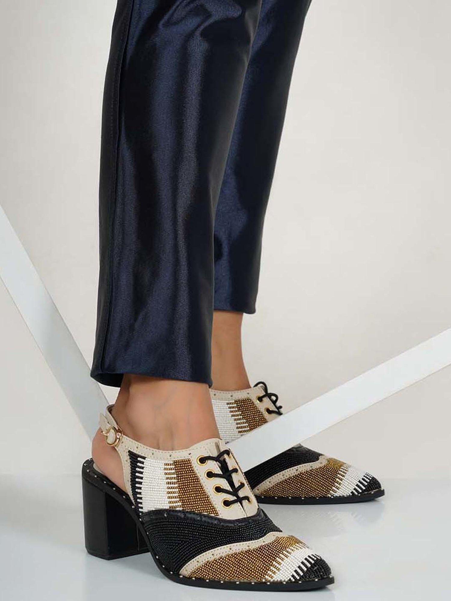 Sole House Women's Black & Cr&iquest;me Back Strap Sandals