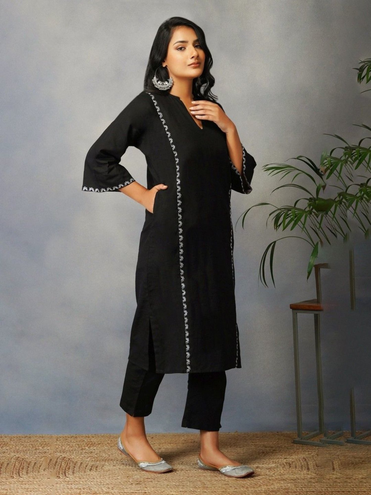 Akiso Bakhair Black Phiran Style Kurta With Zari Embroidery