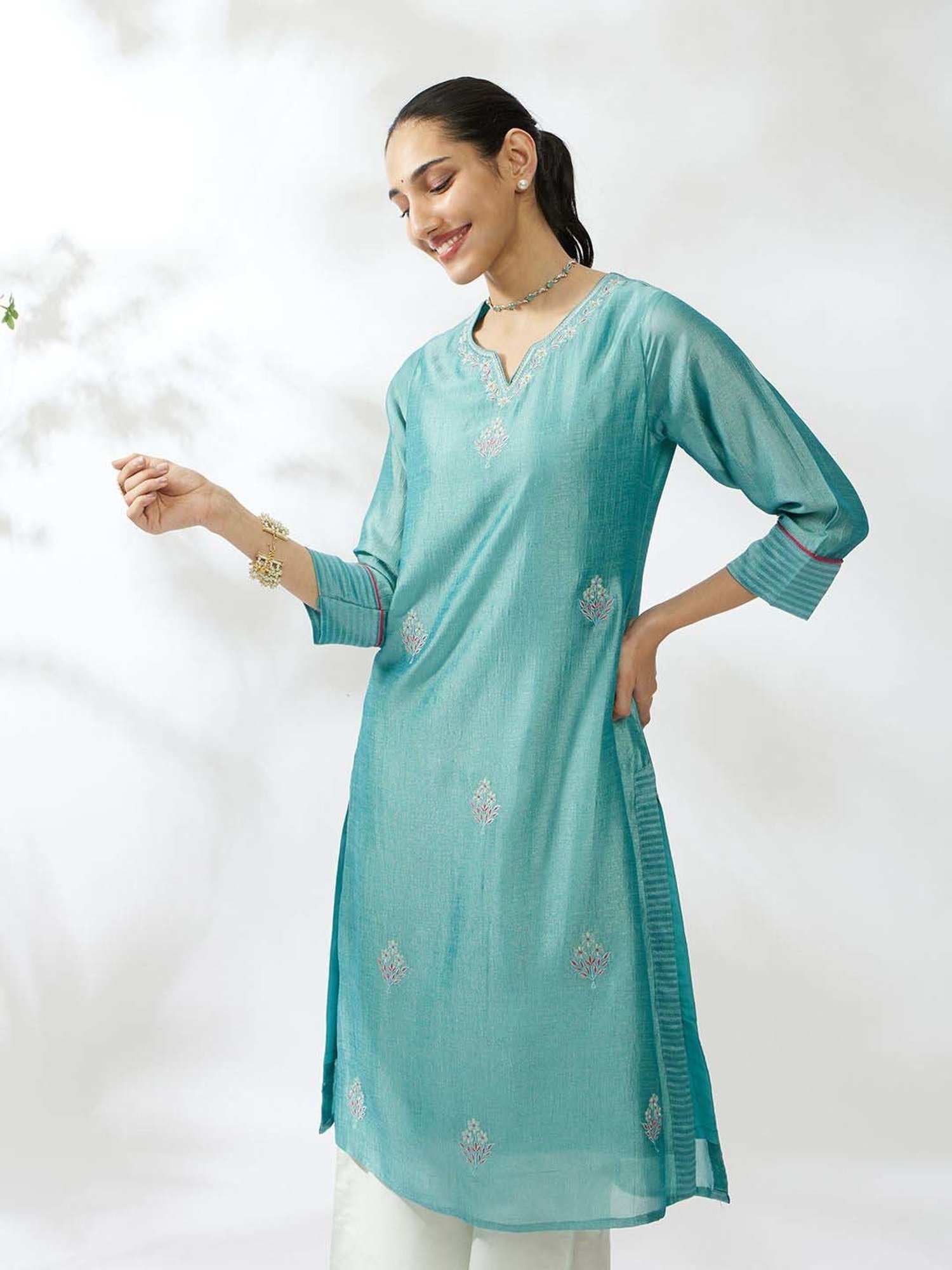 Daali Blue Embroidered Straight Kurta