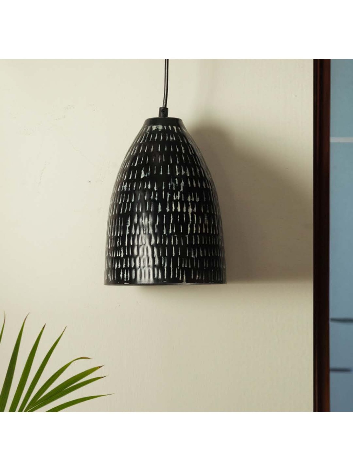 ExclusiveLane 'Divine Ebony' Black & Silver Iron Hand-Etched Pendant Lamp - Set of 1