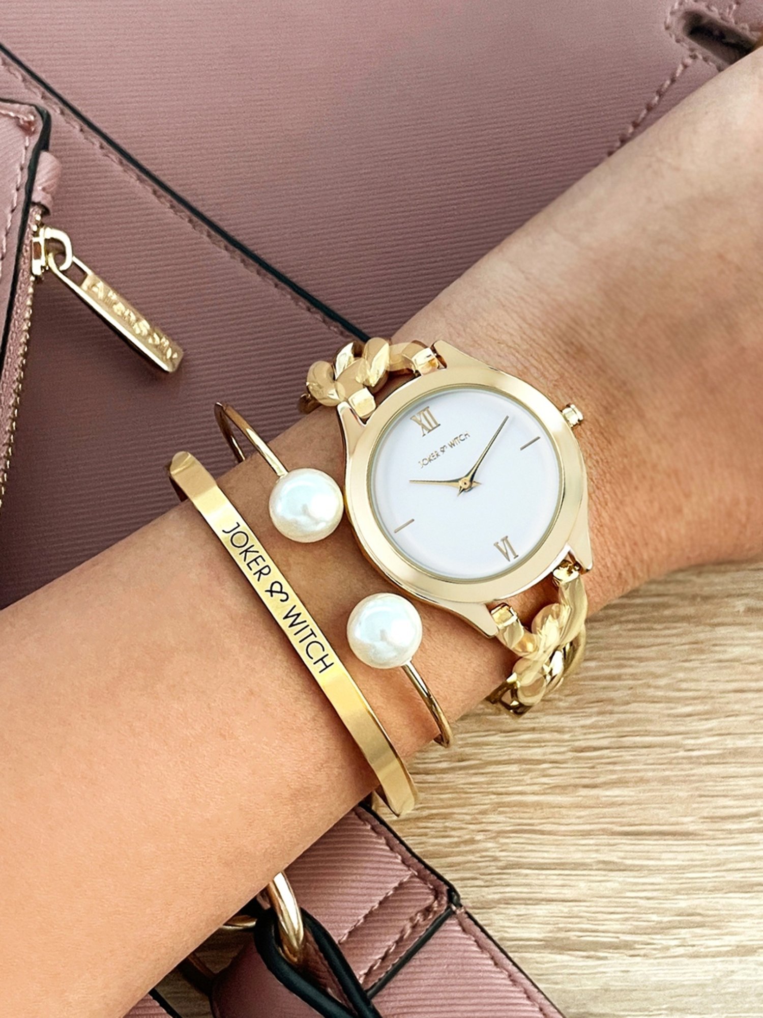 Joker & WItch JWBS843 Analog Watch for Women With Bracelet