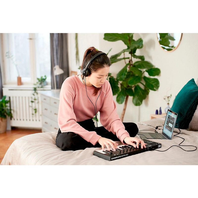 Native Instruments Komplete Kontrol M32 Compact Keyboard Controller