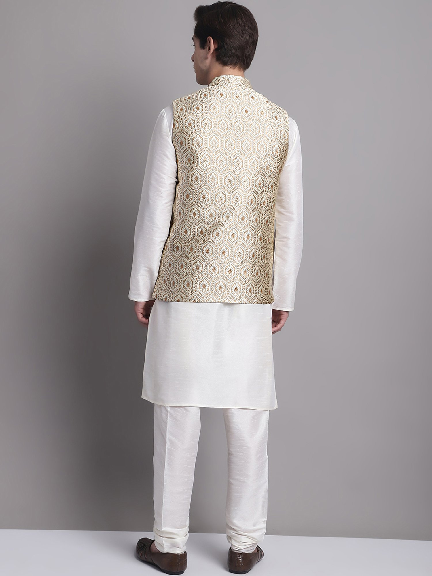 Jompers Cream & White Regular Fit Kurta & Pyjamas With Nehru Jacket