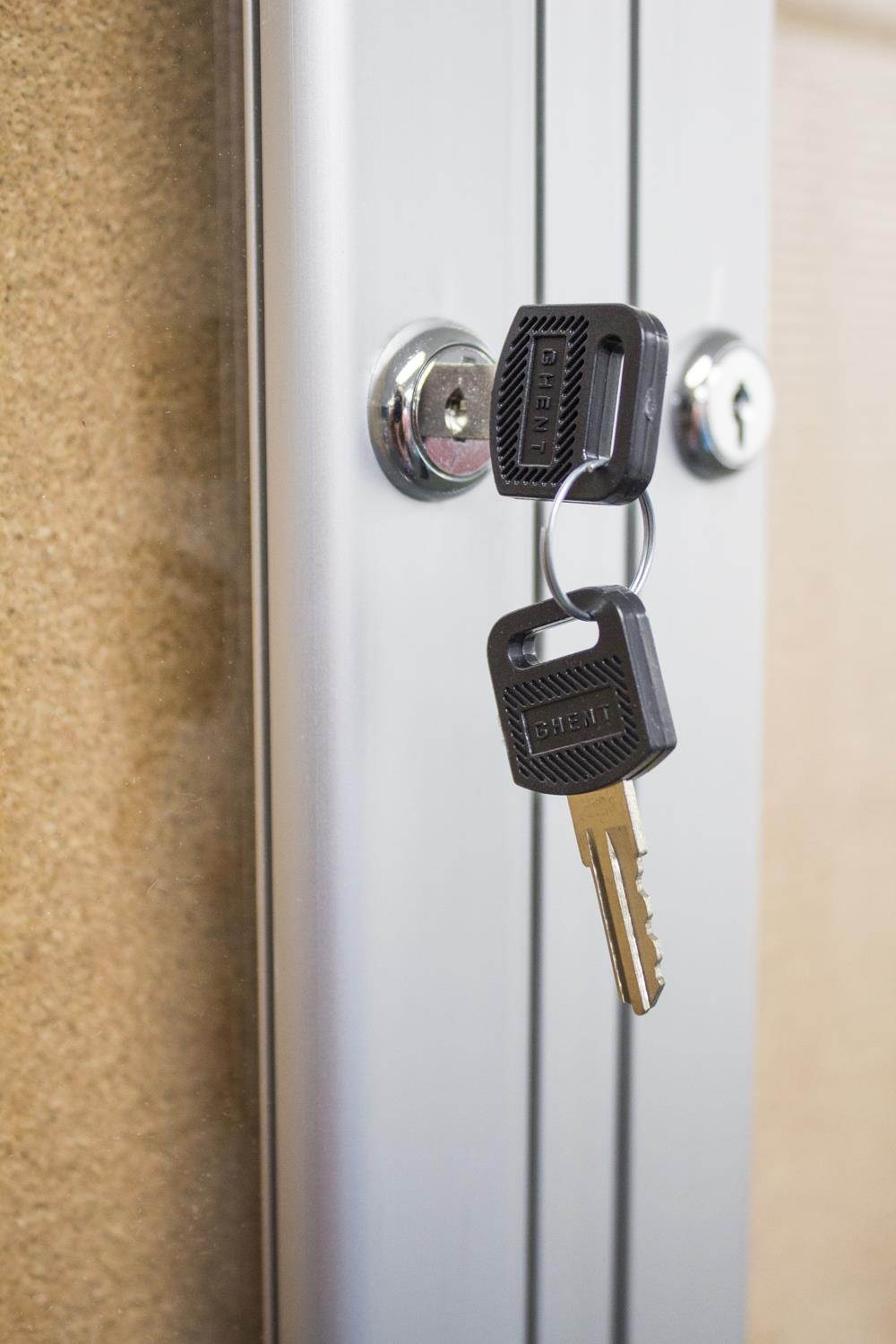 GHENT PA12418K Enclosed Cork Bulletin Board 24x18 In., 1 Door