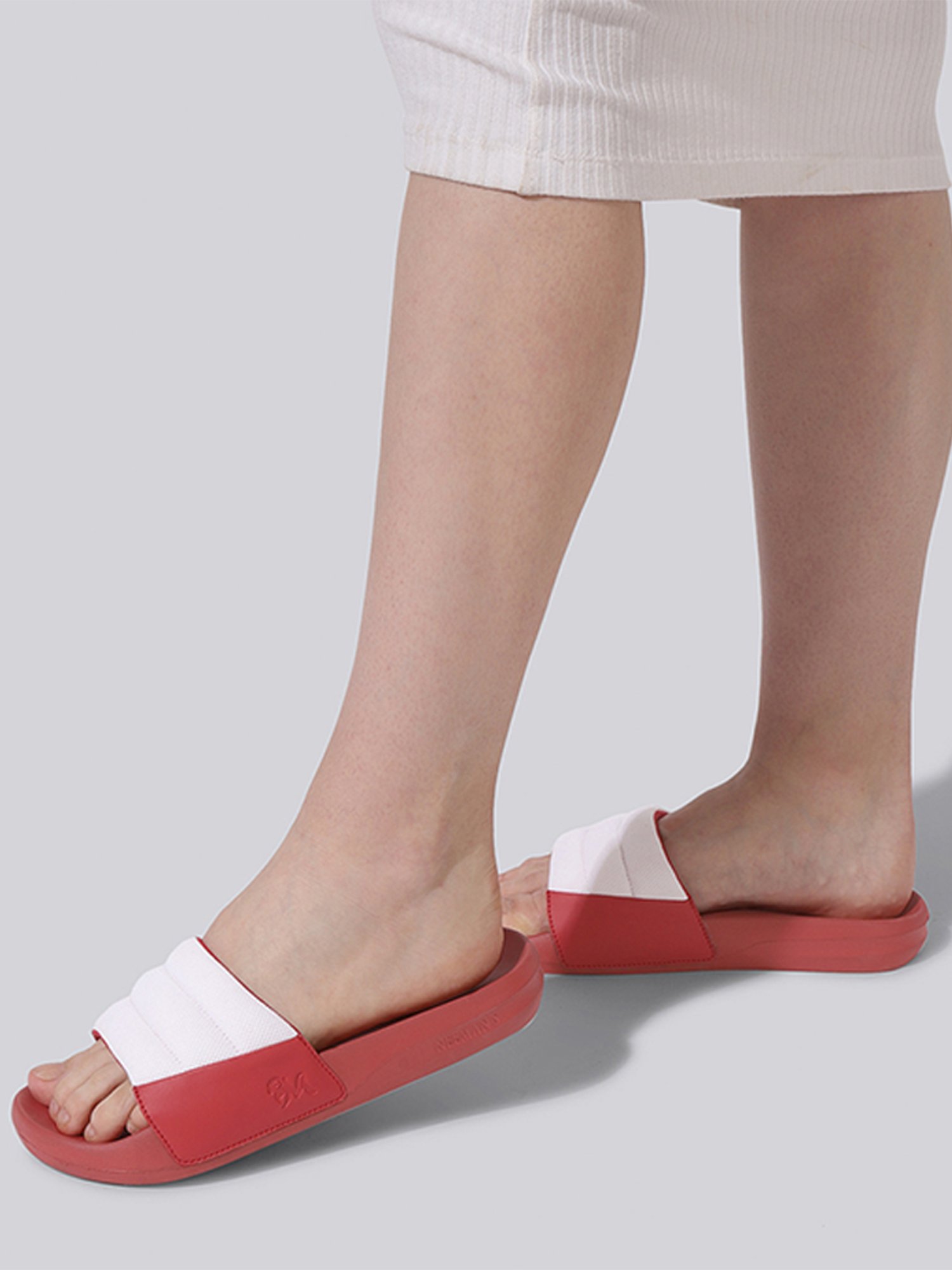 Neemans Women's Red Slides